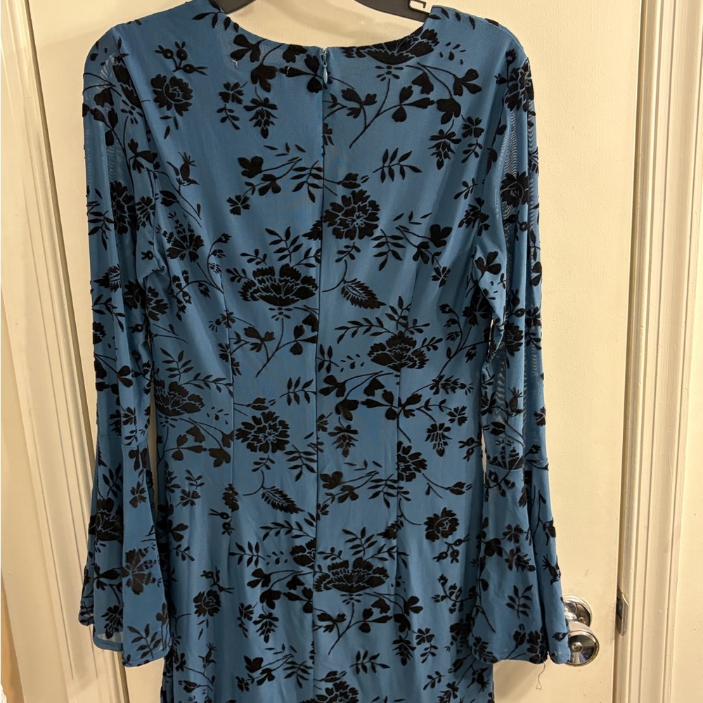 Elegant Long Sleeve Floral Dress in Blue and Black - Picture 2 of 3